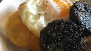 Ous de pagès estrellats amb patates i botifarró de ceba
