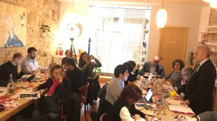 Periodistes especialitzats del sector del vi escolten les explicacions de Salvador Puig, a l'espai Umami Barcelona