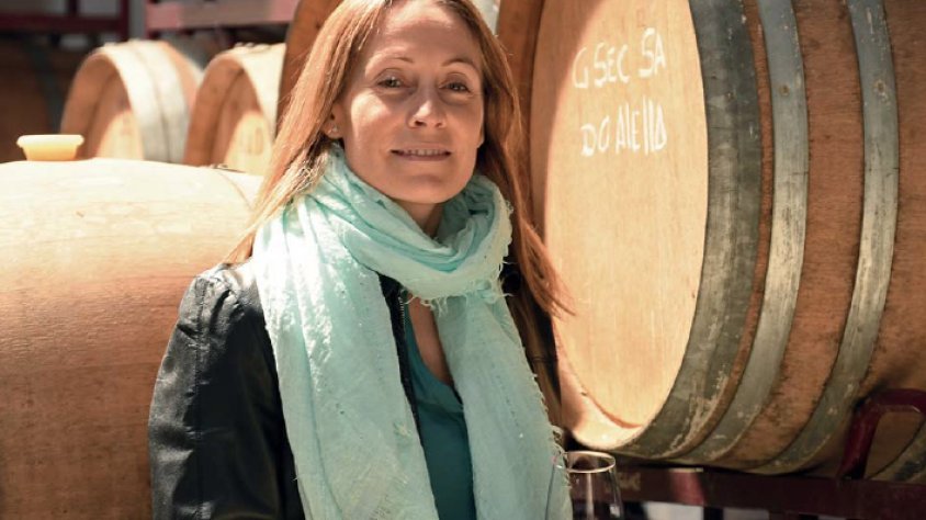 Anna Vicens, entre barriques a Alella Vinícola