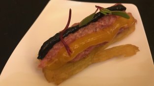 Milfulles de patata amb steak tàrtar (Can Jubany)
