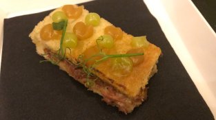 Bikini de confit d'ànec de l'Empordà amb formatge Pecorino Sardo (Via Veneto)