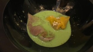 Sopa de pernil ibèric i alfàbrega, minicaneló de cua, cresta de gall i albergínia fumada (Lasarte)
