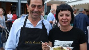 Fina Puidevall, amb Jordi Sicras, tastant els pèsols del restaurant Can Roca.