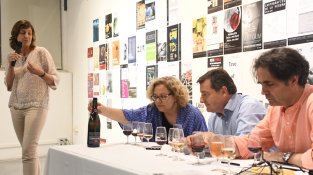 Teresa Cerdà, del celler Bouquet d'Alella, presenta el seu vi Edicions Limitades Monastrell al públic