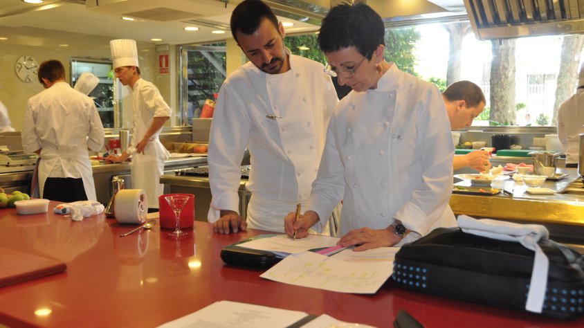Ruscalleda planifica el servei, amb el seu fill, Raül Balam, en una foto d'arxiu de l'any 2014