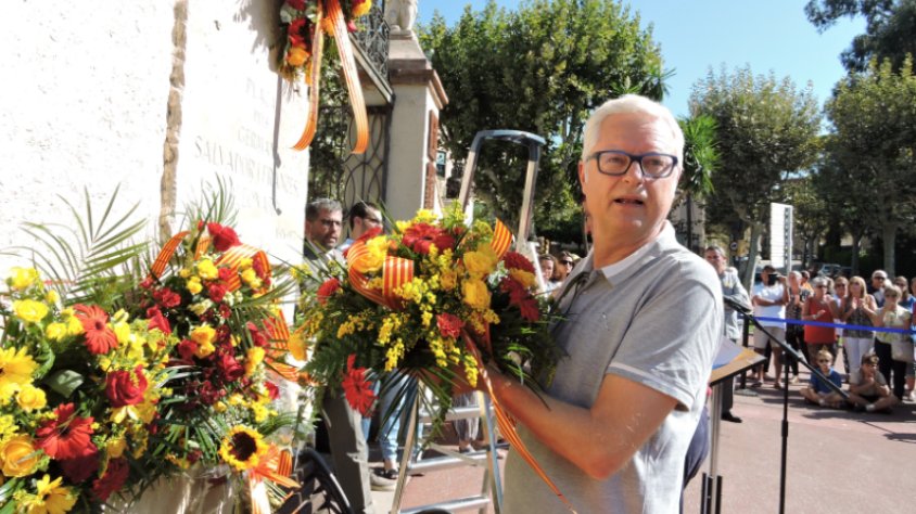 Pere Homs, president de l'Associació Cultural Revista Alella, en el moment de l'ofrena