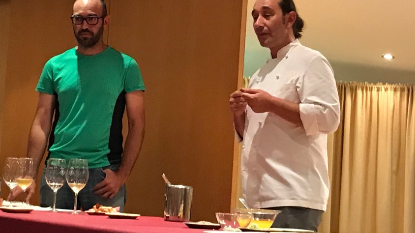 Artigas i Prados durant el seu tast amb personalitat a quatre mans