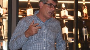 Pau Rucabado, de Bouquet d'Alella, explicant els vins que es van servir durant el sopar