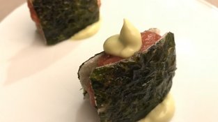 Tonyina marinada, sèsam, alga cruixent i emulsió d'alvocat