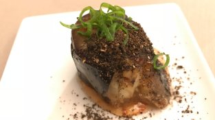 Albergínia confitada en soja i oli, amb salsa agripicant