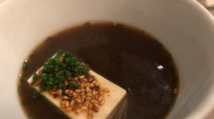 Silken tofu en sopa picant al cardamom