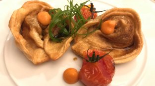 “Gyozellini” frescos de ceps y parmesà a l'aroma de tòfona i kimchi