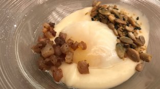 Ou cuit a baixa temperatura amb cansalada del coll, crumble de cúrcuma i llavors