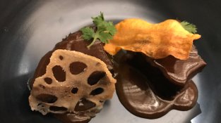 Galta de vedella estofada "tagalog", gingebre, comí i cruixents de moniato i arrel de lotus