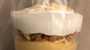 Cremós de maracujà, xocolata blanca amb llima i escuma de coco