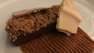 Lingot de xocolata amb glassejat de cacahuets i merenga a les 7 espècies