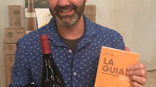 Xavier Garcia amb el nou negre (encara amb etiqueta provisional) d'Alella Vinícola
