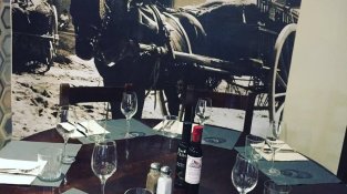 El restaurant La Vinícola, decorat amb imatges antigues d'Alella Vinícola