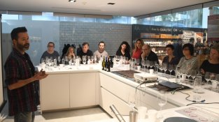 Xavier Garcia (Alella Vinícola) durant el tast de noves anyades que va dirigir dissabte a la tarda