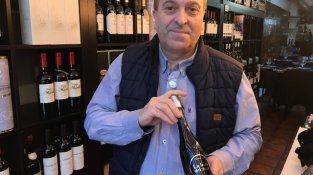 Paco Cordero, el sommelier de referència de Santa Coloma, amb una ampolla de La Bota del Racó