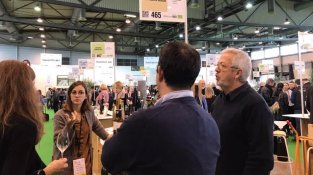 Mireia i Josep Maria Pujol-Busquets, a l'estand d'Alta Alella a la fira