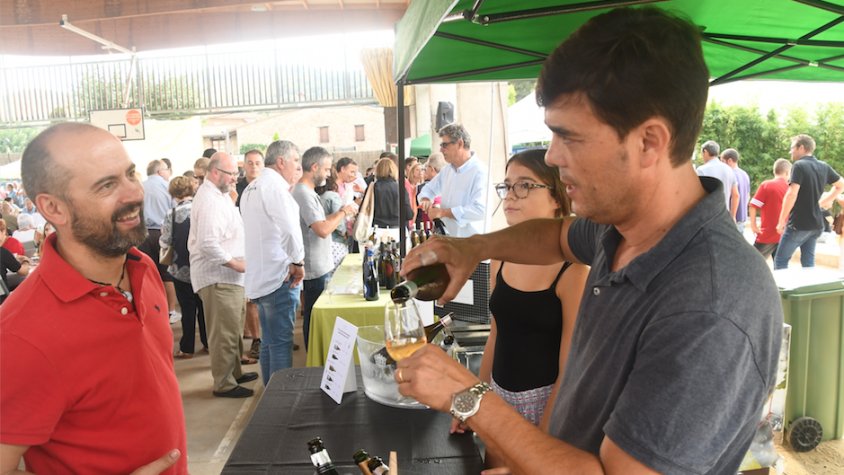 Quim Casacoberta, personatge ben popular a Vallromanes i treballador de Raventós d'Alella, serveix una copa a l'edició 2018 dels Tastets