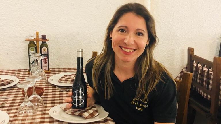La Sandra Parodi us oferirà el seu millor somriure i una copa de La Bota del Racó