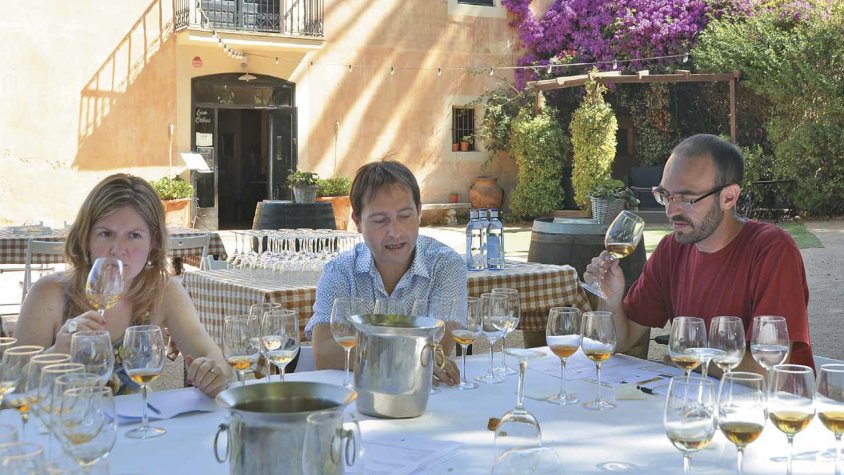 Montse Velasco, Joan Lluís Gómez i Oriol Artigas, durant el tast a Can Cabús