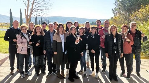 Els assistents a la jornada, junt a personal de les caves Vilarnau i de Turisme Penedès.