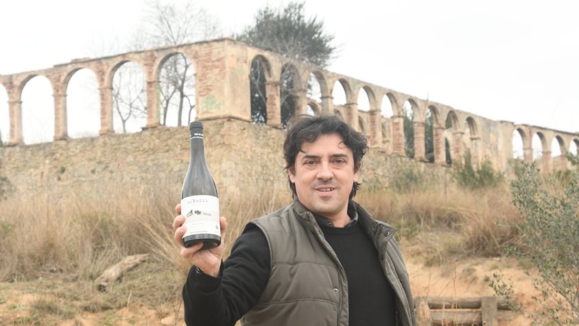 Xavi Nolla amb El Badiu, davant de Ca l'Alemany (Badalona), la casa que apareix a l'etiqueta del seu vi guardonat