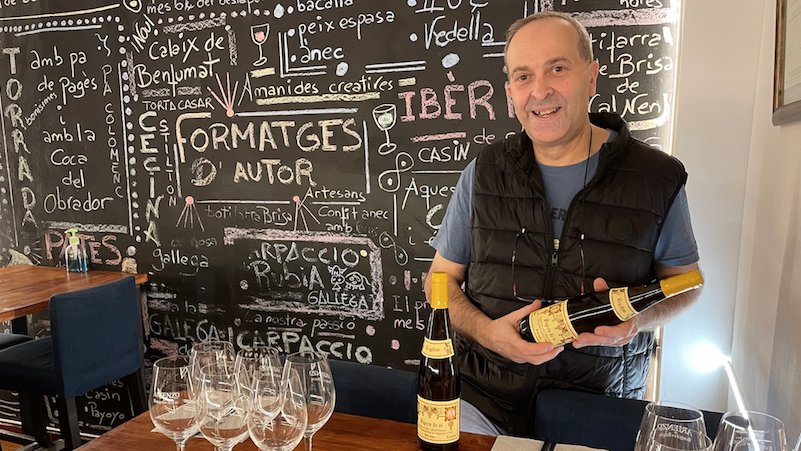 Cordero, content, amb una ampolla a la mà que li dona molt de joc per als seus maridatges