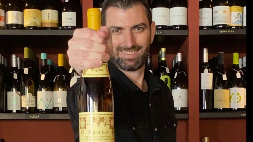 L'Enric amb una ampolla de Legítim. Diverses veus, seguidores del Rebost i del Papers, s'han alçat amb un missatge clar: "Volem un 'l'Enric ens fot la xapa' dedicat al Legítim