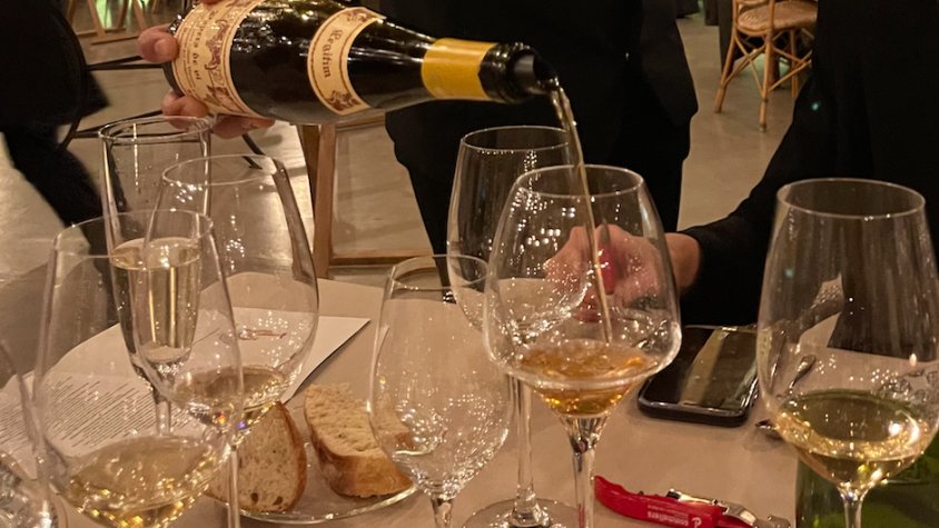 Un cambrer del Celler de Can Roca serveix una copa de Legítim durant el sopar, al Mas Marroch