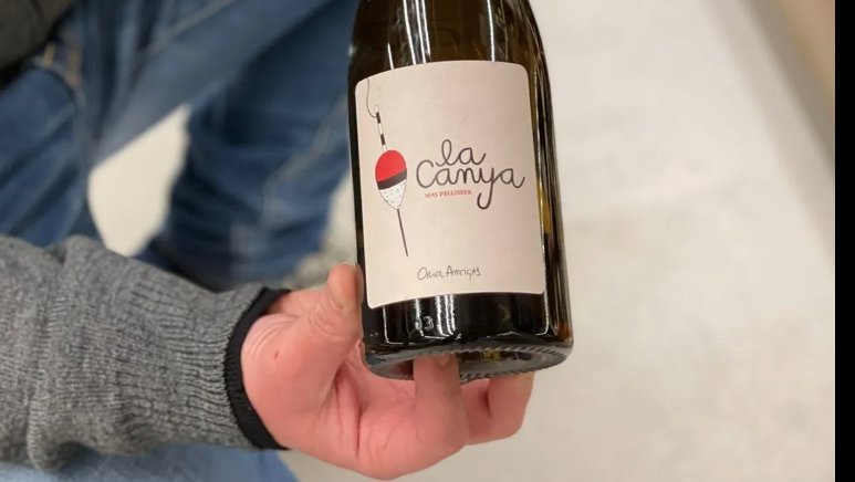 Un article de Vadevi relata l'entusiasme amb que un botiguer de Còrsega lloa La Canya, d'Oriol Artigas