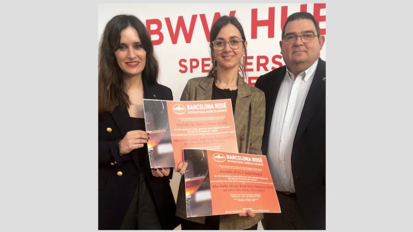 Mireia Pujol-Busquets en el moment de recollir els premis, amb Alba Balcells, directora general de l'Incavi, i Ramon Roset, director dels Barcelona Rosé