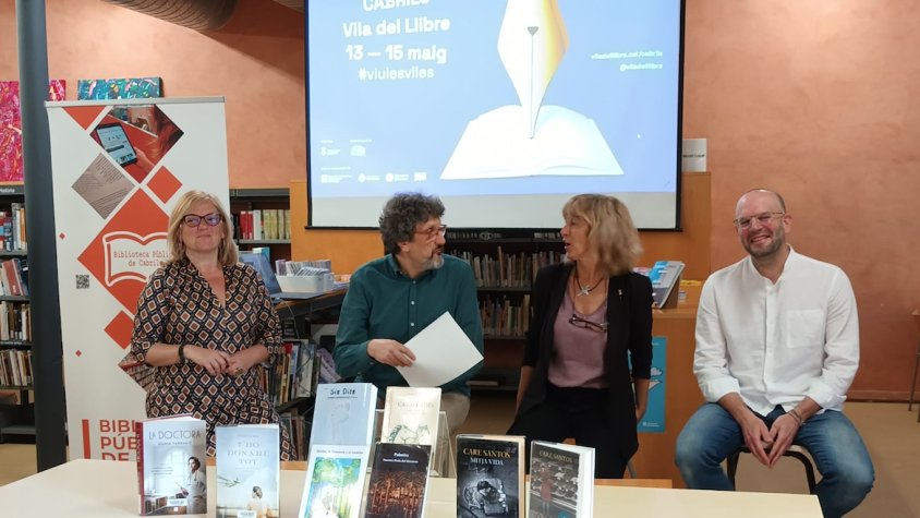 D'esquerra a dreta, Silvia Vallbona Blanch, regidora de Turisme de l'Ajuntament de Cabrils, Enric Bono Sandiumenge, director de la Xarxa de Vila del Llibre; Maite Viñals Clemente, alcaldessa de l'Ajuntament de Cabrils i Francesc Ponsa Herrera, comissari d