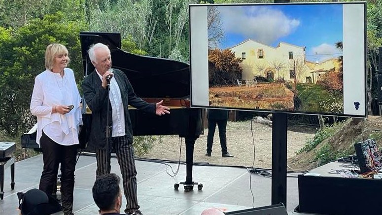 Renny i Leon Remakers durant la presentació del projecte, que va tenir lloc a l'antiga pedrera de la finca, reconvertida en auditori