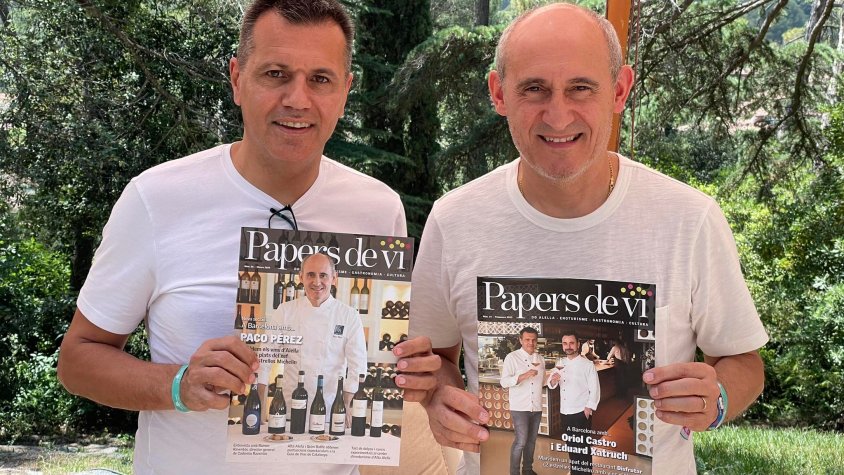 Oriol Castro i Paco Pérez, al final de la xerrada de divendres, amb exemplars de Papers de vi on ells mateixos protagonitzen les imatges de portada