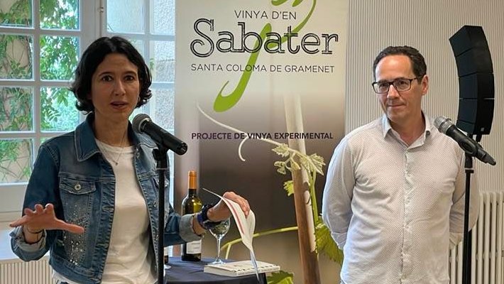 L'alcaldessa de Santa Coloma, Núria Parlon, introdueix Chartier a l'inici de l'acte.