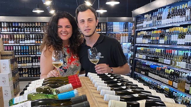 La gerent, Noelia Pacios, junt amb el Sommelier director de la botiga, Pol Milà.
