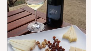 Aquest mes d'agost, pernil ibèric i formatges amb vins d'Alta Alella
