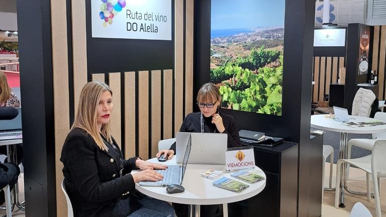 Rebeca Ruiz i Marta Ribas, a l'estand d'Enoturisme DO Alella a FINE