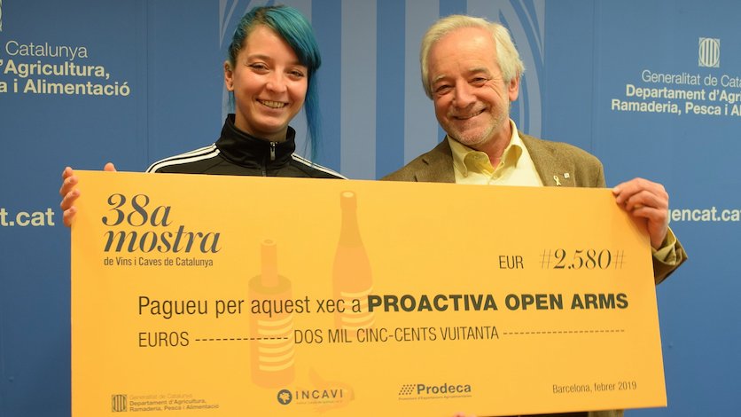 Salvador Puig, Director General de l'INCAVI, fa el lliurament dels diners a una integrant de Proactiva Open Arms