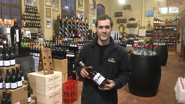 Aneu a la Compa! En Bernat us vendrá, encantat, la vostra ampolla (o caixa!) de Claret!