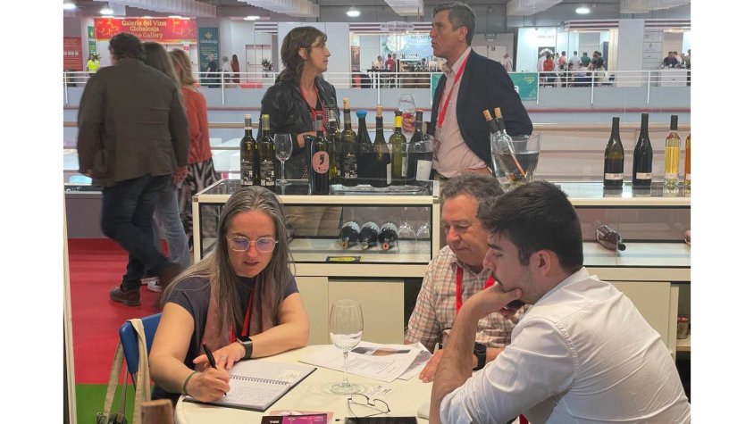 Responsables dels cellers Can Roda i Bouquet d'Alella, reunits amb distribuidors internacionals durant Fenavin