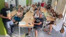 Ex alumnes del Grau Superior d'Enologia assisteixen per sorpresa a la darrera classe d'Oriol Artigas a l'INS Alella