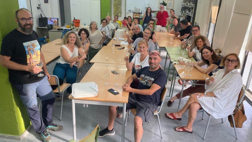 Artigas, el dia de la seva darrera classe a l'INS, amb una colla d'alumnes i exalumnes del Grau