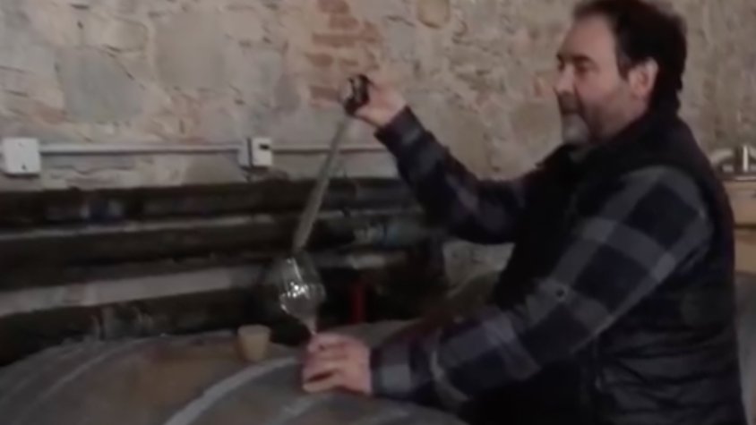 Quim Colomer, de Testuan, extreu vi d'una barrica a Alella Vinícola per tastar-lo