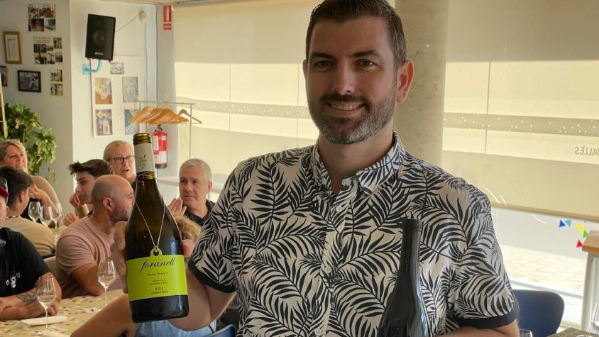 El sommelier Enric Espinosa amb els vins de l'Enotast de dissabte.