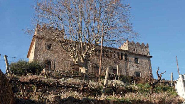 La Casa Pol, imponent, a Teià